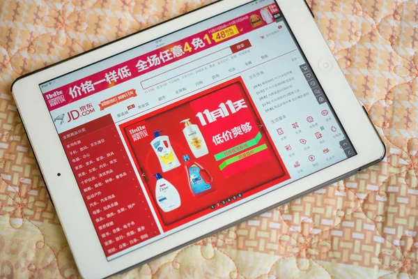 Tabletta belépő Jd online bolt az ágyon — Stock Fotó