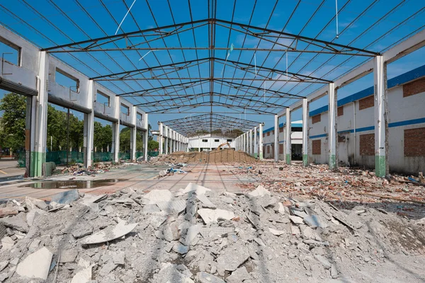 Demolizione di un vecchio edificio di fabbrica sotto il cielo blu — Foto Stock