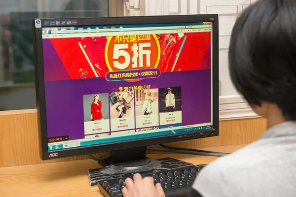 중산의 중국-11 월 1, 2015:young 여성 컴퓨터를 통해 쇼핑 및 11 월 1 일에 50%를 내리 11 월 11 일 중국에 11 월 11 일까지 11 월 1 일에서 절반 가격 시작에 많은 온라인 상점 판매 것 들 쇼핑 날입니다.. — 스톡 사진