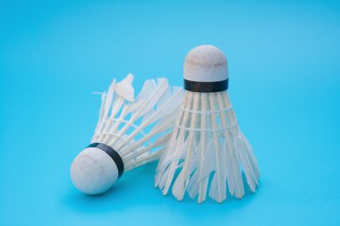 iki mavi bir arka plan üzerinde shuttlecocks kullanılan