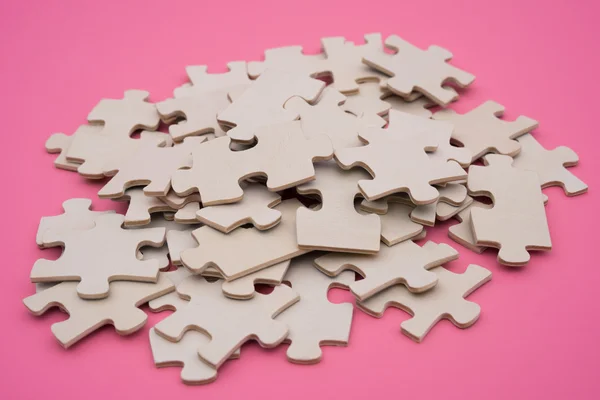 분홍색 배경에 직소 퍼즐 — 스톡 사진