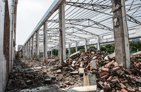 Demolizione di un vecchio edificio di fabbrica — Foto Stock