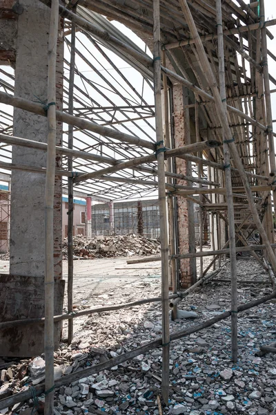 Demolizione di un vecchio edificio di fabbrica verticale — Foto Stock