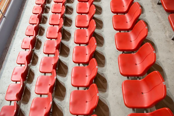 Сиденья на красном стадионе с видом сверху — стоковое фото