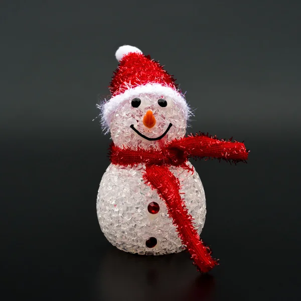 Sonriente juguete navidad muñeco de nieve en negro fondo — Foto de Stock