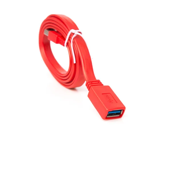 Красный кабель USB на белом фоне — стоковое фото