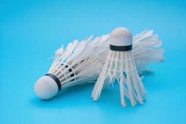 iki mavi bir arka plan üzerinde shuttlecocks kullanılan