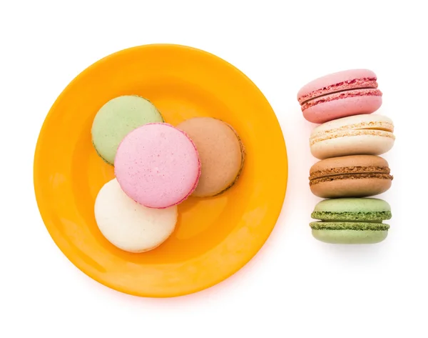 Vue de dessus macarons colorés blanc avec chemin de coupe — Photo