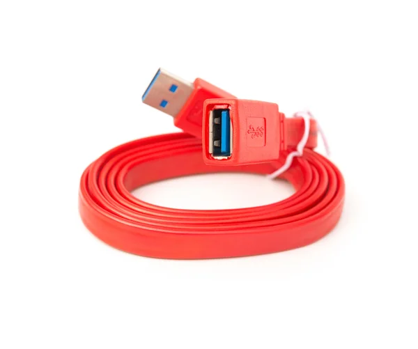 Красный кабель USB на белом фоне — стоковое фото