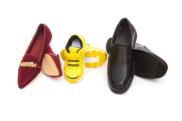 Drei Paar Schuhe für Papa Mama und Sohn auf weißem Hintergrund als Familienkonzept — Stockfoto