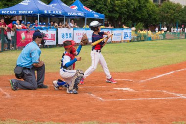 Zhongshan Panda Kupası, Zhongshan, Guangdong - Temmuz 23:batter takımı hakkında Top 2015 Ulusal beyzbol Şampiyonası Grup A, Panda Kupası Zhongshan Tongmao İlköğretim Okulu karşı bir maç sırasında 23 Temmuz'da vurmak Wenzhou Xintianyuan İlköğretim Okulu