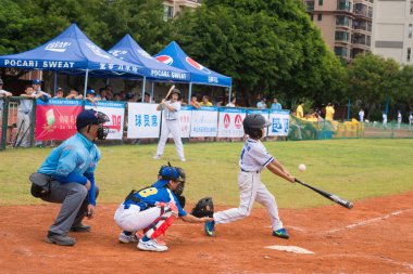 Zhongshan Panda Kupası, Zhongshan, Guangdong-Temmuz 23:batter takımının Pekin Tiantan Dongli İlköğretim Okulu topu 2015 Ulusal beyzbol Şampiyonası Grup A, Panda Kupası Pekin Tuanjiehu İlköğretim Okulu karşı bir maç sırasında 23 Temmuz'da kaçırdınız