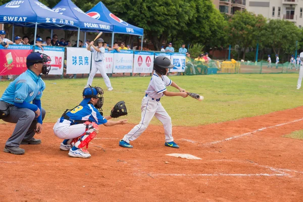 Zhongshan panda cup, zhongshan, guangdong - 23. Juli: Teig der tiantan dongli Grundschule in Peking traf den Ball während eines Spiels der nationalen Baseball-Meisterschaftsgruppe A des Panda-Cups gegen die beijing tuanjiehu Grundschule am 23. Juli 2015 — Stockfoto