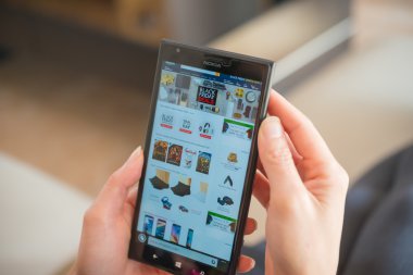 Zhongshan, Çin-Kasım 27, Amazon üzerinde siyah Friday.More ve uluslararası internet üzerinden alışveriş daha fazla Çinli cep üzerinden alışveriş 2015:young kadınlar.