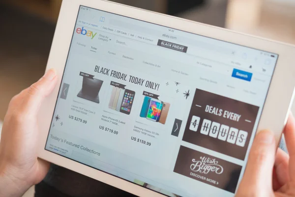 Zhongshan, China-27 de novembro de 2015: jovens mulheres comprando através de tablet no Ebay na Black Friday.Mais e mais chineses comprando através da internet internacionalmente . — Fotografia de Stock