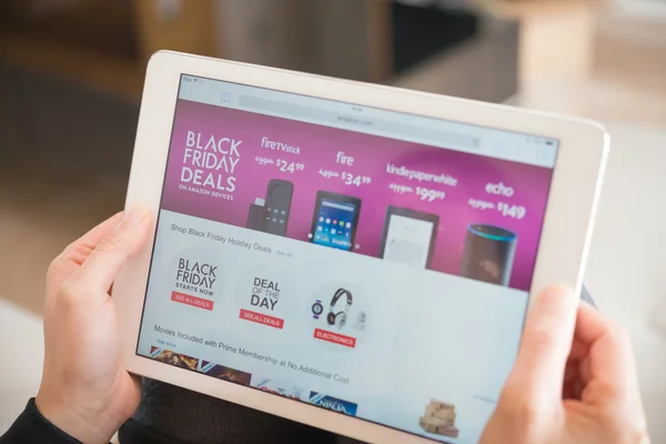 Zhongshan, China-27 de novembro de 2015: jovens mulheres comprando através de tablet na Amazônia na Black Friday.Mais e mais chineses comprando através da internet internacionalmente . — Fotografia de Stock