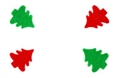 Beyaz bir çerçeve olarak dizilmiş kırmızı ve yeşil Noel ağaçları