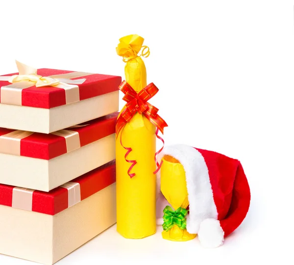 Presentar cajas y envuelto vino y taza y sombrero de Santa Claus sobre fondo blanco — Foto de Stock