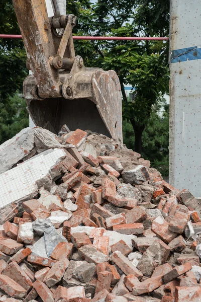 Excavadora demolición de hormigón y escombros de ladrillo vertical —  Fotos de Stock