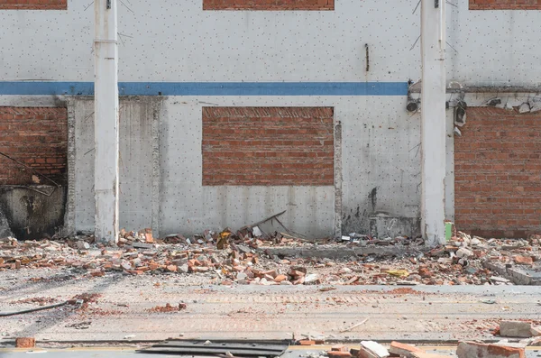 Demolizione di un vecchio edificio di fabbrica — Foto Stock