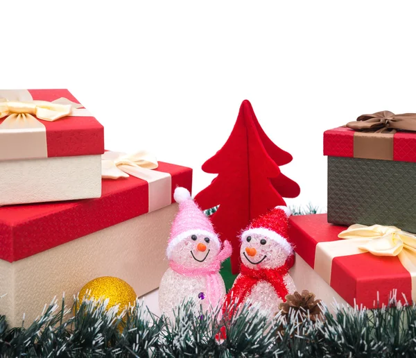 Muñeco de nieve de Navidad y caja de regalo y decoración en blanco — Foto de Stock
