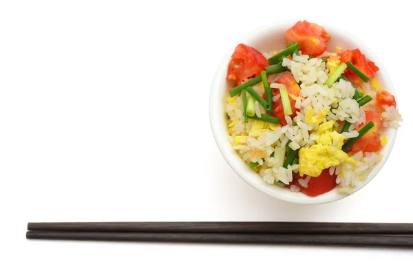 Vista superior arroz frito caseiro com tomates e ovo com paus de costeleta no branco com caminho de recorte — Fotografia de Stock