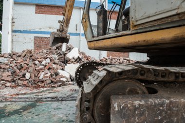 Ekskavatör beton ve tuğla moloz enkaz horizonta yıkılması