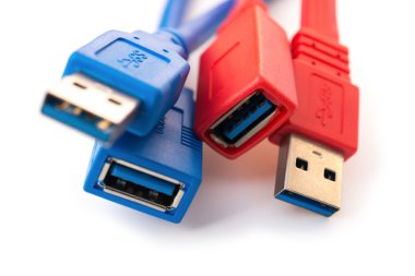 beyaz zemin üzerinde mavi ve kırmızı usb kabloları