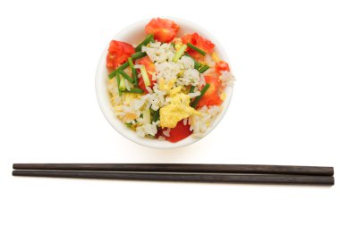 domates ve yumurta beyaz kırpma yolu ile chop sopayla üstten görünüm ev yapımı kızarmış pilav