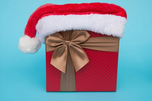 Caja de regalo con sombrero de Santa Claus en la parte superior en azul — Foto de Stock