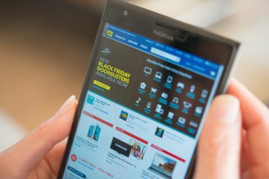 Zhongshan, Çin-Kasım 27, Bestbuy üzerinde siyah Friday.More ve uluslararası internet üzerinden alışveriş daha fazla Çinli cep üzerinden alışveriş 2015:young kadınlar.
