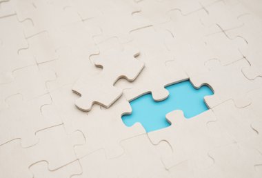 Parçalı bulmaca bir parça ile mavi arka plan üzerinde ayrılmış