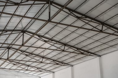 Bir fabrika binasının çatısında
