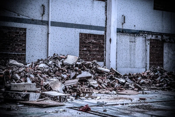 Demolition of an old factory building — Stock Photo, Image