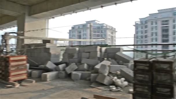 360 градусів обертається на незакінченій будівлі — стокове відео