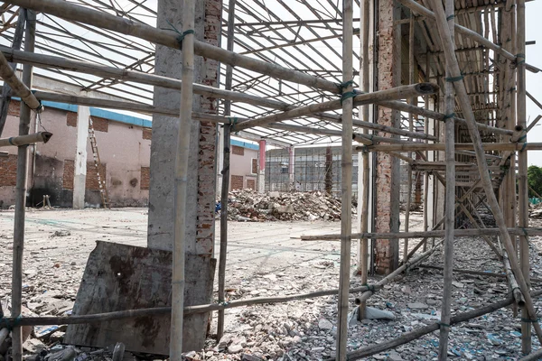 Demolizione di un vecchio edificio di fabbrica — Foto Stock