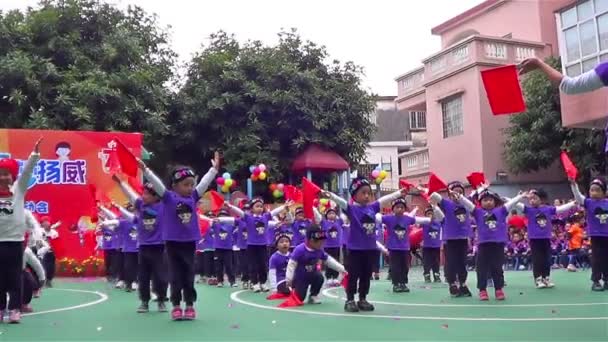 ZHONGSHAN GUANGDONG CINA - 11 dicembre 2015: i bambini della scuola materna che eseguono esercizi moring l "11 dicembre 2015, a Zhongshan, Guangdong, Cina . — Video Stock