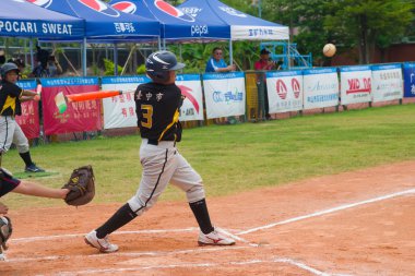 Bilinmeyen meyilli topa vuruyor