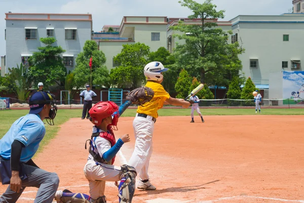 Bateador desconocido golpeando la pelota — Foto de Stock