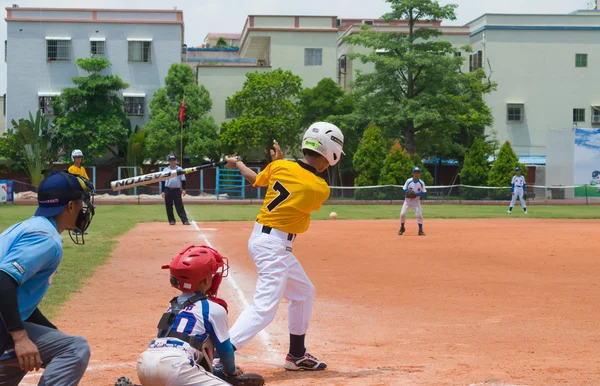 Bateador desconocido golpeando la pelota — Foto de Stock