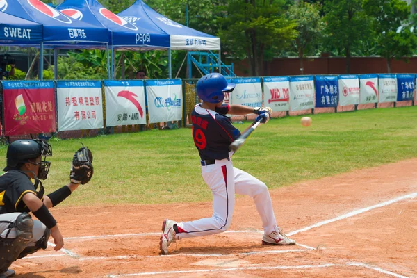 Bateador desconocido golpeando la pelota — Foto de Stock