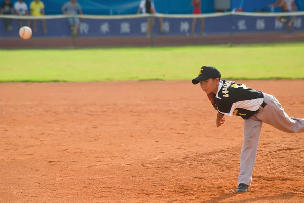 Lanzador desconocido lanzando la pelota — Foto de Stock