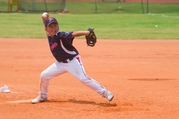 Lanzador desconocido lanzando la pelota — Foto de Stock