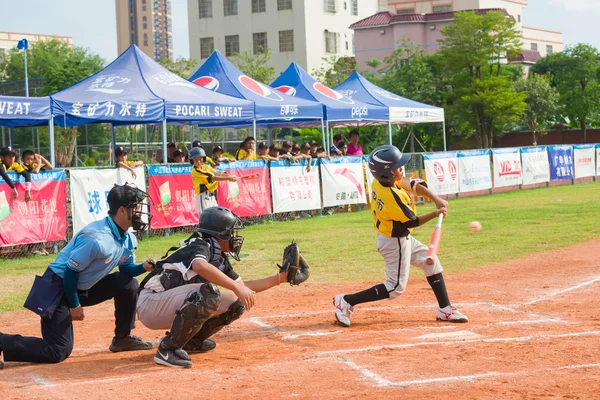 Bateador desconocido golpeando la pelota — Foto de Stock