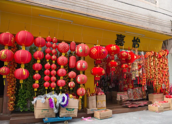 ZHONGSHAN GUANGDONG CHINA-Feb 4, 2016: tienda vende diferentes linternas para el Año Nuevo Chino en Feb 4, 2016 en Zhongshan, Guangdong, China. Feb 8 es el Año Nuevo Chino del Mono . —  Fotos de Stock