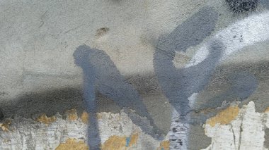 Sprey boya damlaları olan bir duvara yakın plan..