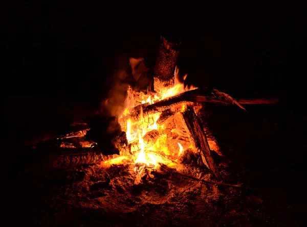 Lagerfeuer Bei Nacht Feuer Auf Schwarzem Hintergrund — Stockfoto