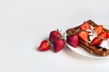 Krem şantili tam buğday Belçika waffle 'ı, taze doğranmış çilek..