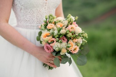 Gelinin elinde düğün buketi.