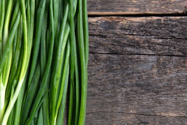 Tahta masada yeşil taze soğan. Kopyalama alanı olan organik yiyecekler